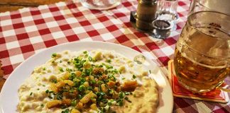 【スロバキアの伝統】イースター(復活祭)では女の子が鞭で叩かれる!