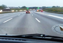 デンマークの車のフロントガラスの右側下についている時計、知ってる?