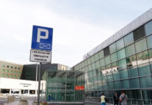 ピアノが置いてあるワルシャワ・ショパン空港は近代的でとてもコンパクト