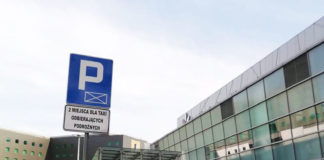 ピアノが置いてあるワルシャワ・ショパン空港は近代的でとてもコンパクト