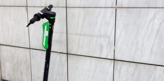 ポーランドでは「Lime」「Bird」など電動スクーターが急増中! 便利な一方で問題点も