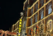 なんだかよくわからない物から、クリスマスらしい着ぐるみまで、色々闊歩中・アイルランドのクリスマス模様