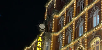 なんだかよくわからない物から、クリスマスらしい着ぐるみまで、色々闊歩中・アイルランドのクリスマス模様