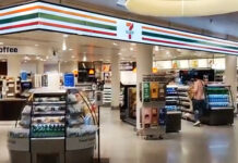 重厚な建物の一角にあって、デニッシュやホットドックも買える。デンマークのコンビニは試す価値あり!