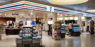 重厚な建物の一角にあって、デニッシュやホットドックも買える。デンマークのコンビニは試す価値あり!