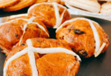 オーストラリアのワーホリで、ホットクロスバンや美味しいシーフード料理を食べて、素敵なイースターを体験しよう!