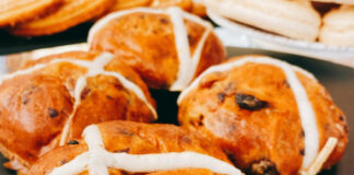 オーストラリアのワーホリで、ホットクロスバンや美味しいシーフード料理を食べて、素敵なイースターを体験しよう!